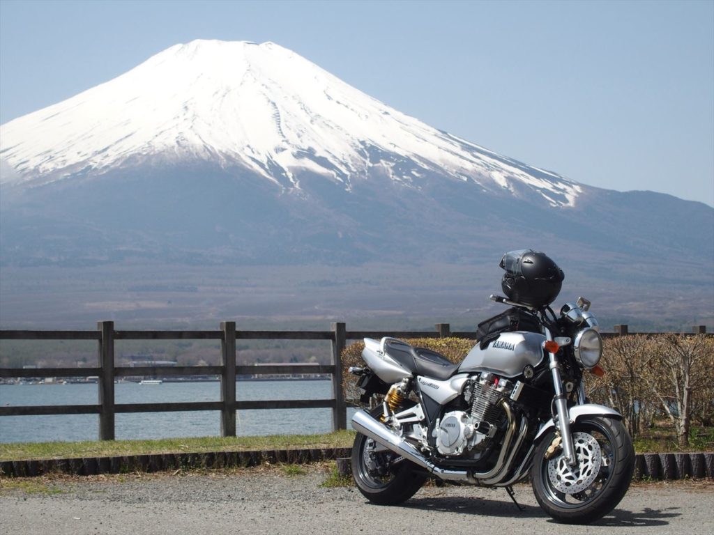 山中湖越しに見る富士山とバイクの写真