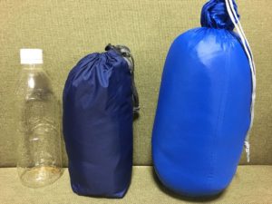 寝袋と500mlペットボトルの比較
