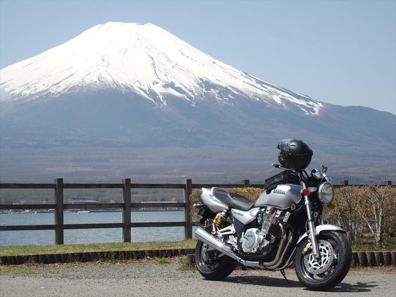 背景に大きな富士山と手前にバイク（XJR1300）