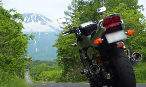 羊蹄山と北海道らしい道とバイク